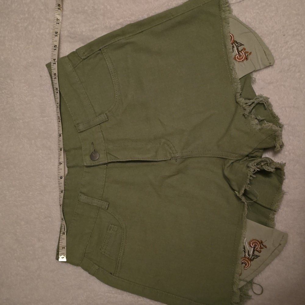OLIVE GREEN EMBROIDERED SHORTS MEDIUM